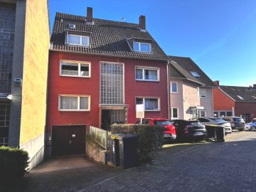 Auf der eigenen Sonnenterrasse sitzen : : Wohnen Sie im 3-Familienhaus mit einer PKW-Garage (bezugsfrei), 50735 Köln / Niehl, Etagenwohnung