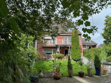 Auf der eigenen Sonnenterrasse sitzen : : Wohnen Sie im 3-Familienhaus mit PKW-Garage, 50735 Köln / Niehl, Etagenwohnung