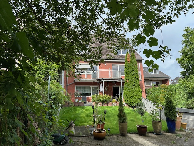 Auf der eigenen Sonnenterrasse sitzen : : Wohnen Sie im 3-Familienhaus mit PKW-Garage - https://www.immomaxx.de/immobilien/wohnung-eigentumswohnung-etagenwohnung-in-koeln-niehl-kaufen-3542/