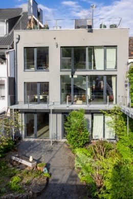 Elegantes Stadthaus! Repräsentatives Wohnen & Arbeiten am Fuße des Venusberg, 53129 Bonn, Kessenich, Stadthaus
